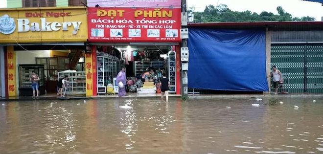Mưa lớn tr&uacute;t xuống g&acirc;y ngập lụt ở L&agrave;o Cai, &ocirc; t&ocirc; ngụp lặn dưới nước - Ảnh 7.