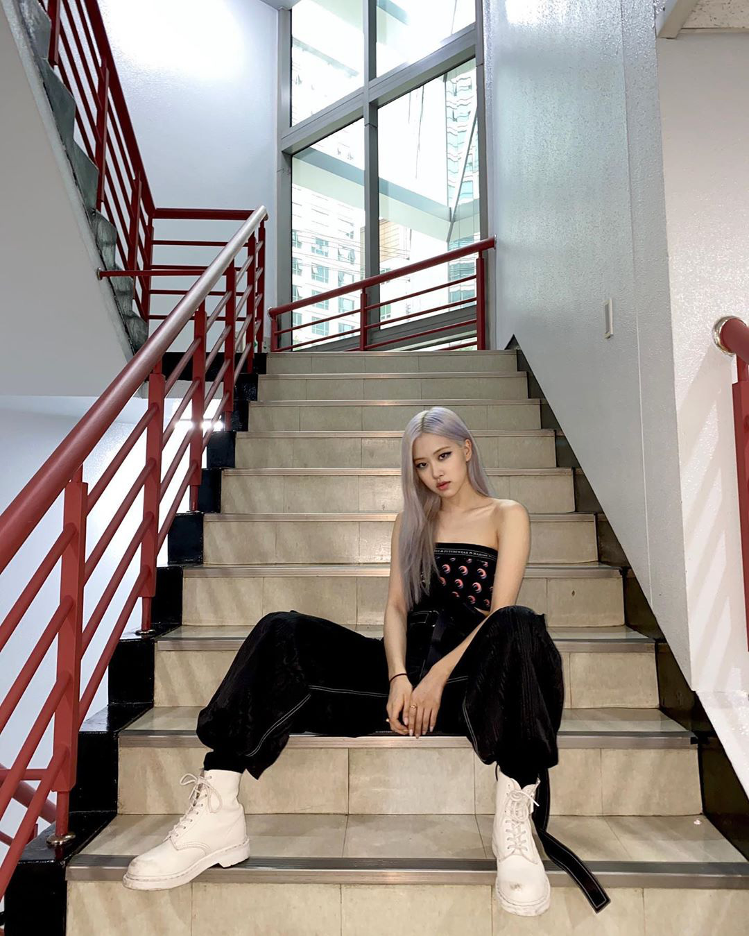 Cùng chế quần thành áo nhưng stylist của Rosé được khen hết lời, stylist của ITZY lại bị chê không ngóc nổi đầu - Ảnh 2.