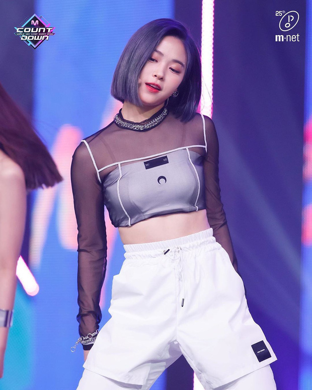 Cùng chế quần thành áo nhưng stylist của Rosé được khen hết lời, stylist của ITZY lại bị chê không ngóc nổi đầu - Ảnh 6.