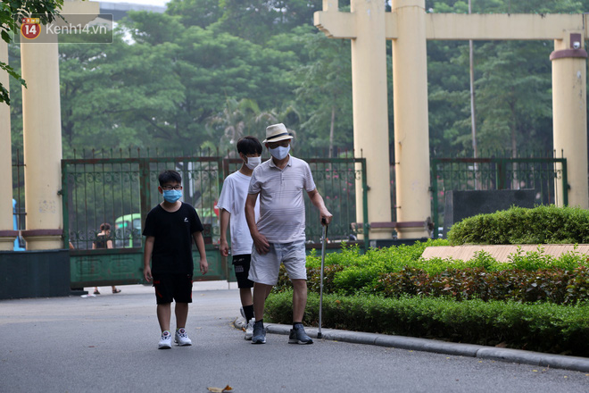 Người dân Hà Nội đeo khẩu trang, đi tập thể dục hàng ngày: Đeo thế này đỡ sợ con COVID-19 hơn - Ảnh 14.