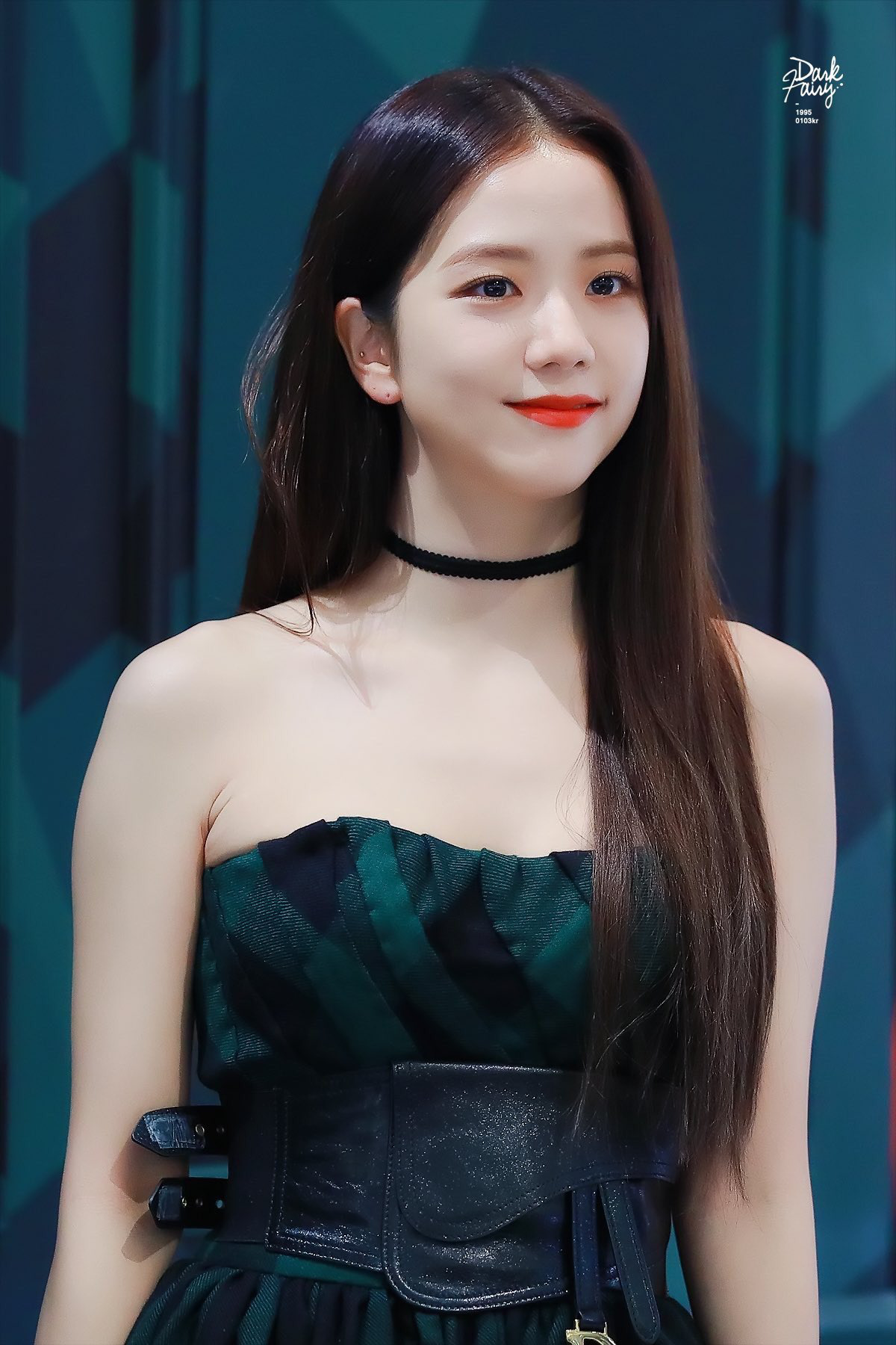 Nữ thần Jisoo không hoàn hảo, cô thường nhờ cậy đến vòng cổ choker để khắc phục nhược điểm muốn giấu - Ảnh 11.