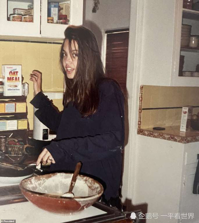 Vừa chia sẻ hình ảnh Angelina Jolie năm 14 tuổi, bạn thân cũng tiết lộ tính cách thật của vợ cũ Brad Pitt - Ảnh 4.