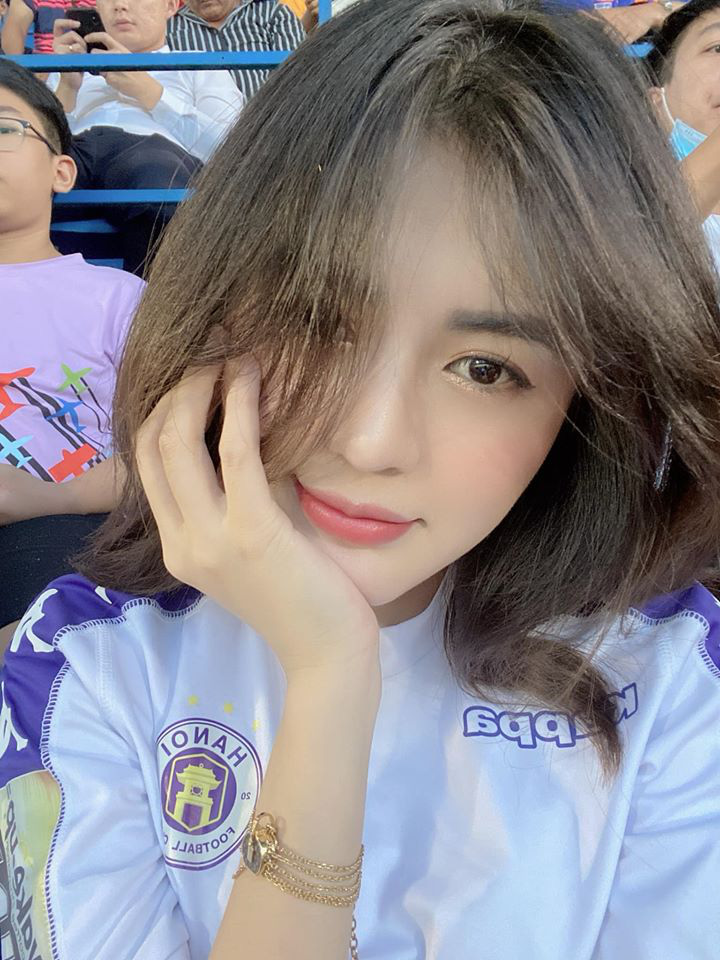 G&aacute;i xinh chơi c&ugrave;ng Huỳnh Anh li&ecirc;n tục lọt tầm ngắm, lần n&agrave;y l&agrave; so ảnh tr&ecirc;n mạng với ngo&agrave;i đời  - Ảnh 6.