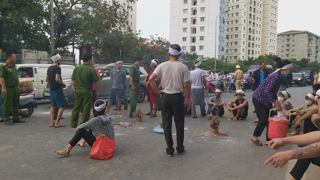 Vụ người thân mang di ảnh nữ nạn nhân tử vong vì TNGT ra giữa đường ngồi: Nặng trĩu tâm tư người chồng - Ảnh 4.