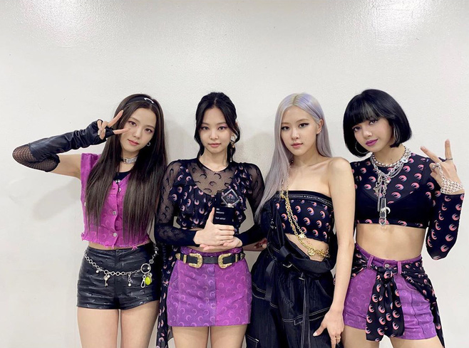 Ch&iacute;nh trang tin của YG viết sai t&ecirc;n BLACKPINK trong b&agrave;i b&aacute;o n&oacute;i về m&agrave;n kết hợp với Selena Gomez, 4 c&ocirc; g&aacute;i c&oacute; t&ecirc;n mới l&agrave; nh&oacute;m&hellip; Lưng Hồng? - Ảnh 2.