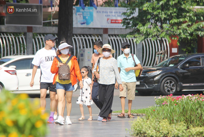 Người Sài Gòn nhắc nhau đeo khẩu trang nơi công cộng, bình tĩnh khi có ca nhiễm mới: Có chung tay thì mới đẩy lùi được dịch bệnh - Ảnh 2.