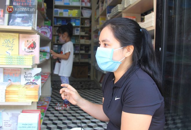 Người Sài Gòn nhắc nhau đeo khẩu trang nơi công cộng, bình tĩnh khi có ca nhiễm mới: Có chung tay thì mới đẩy lùi được dịch bệnh - Ảnh 5.