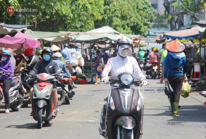 Người Sài Gòn nhắc nhau đeo khẩu trang nơi công cộng, bình tĩnh khi có ca nhiễm mới: Có chung tay thì mới đẩy lùi được dịch bệnh - Ảnh 7.