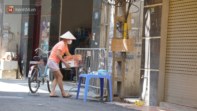 Nhịp sống tại khu phố Mễ Trì, nơi bệnh nhân Covid-19 số 447 từng sinh sống: Người thân cung cấp nhu yếu phẩm để mọi người yên tâm chống dịch - Ảnh 3.