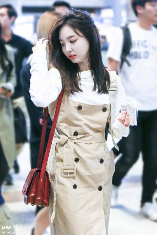 Nayeon (TWICE) không quá cao, toàn mặc đồ đơn giản nhưng style vẫn sành  điệu và tôn dáng hết cỡ