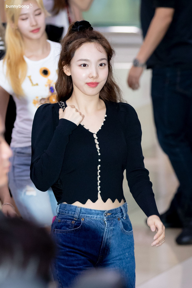 Nayeon (TWICE) không quá cao, toàn mặc đồ đơn giản nhưng style vẫn sành điệu và tôn dáng hết cỡ - Ảnh 7.