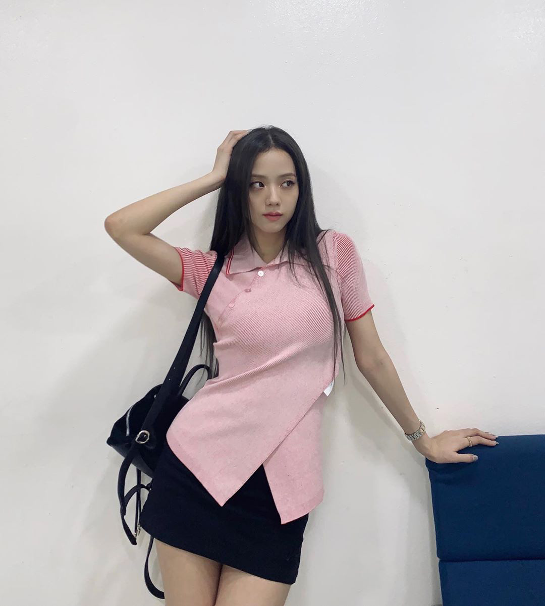 Jisoo lăng xê áo polo đơn giản nhưng diện lên cực hay ho, chị em nên vào học để cải tổ lại style - Ảnh 2.