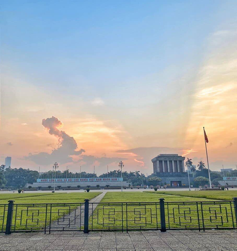 Nếu bạn yêu thích Sài Gòn, bạn chắc chắn sẽ không muốn bỏ lỡ ảnh Phượng Hoàng Lửa Sài Gòn của chúng tôi. Bức ảnh này sẽ đưa bạn đến với những cảm nhận đầy mê hoặc của thành phố. Hãy để mình lấn sân và chiêm ngưỡng cảm giác đẹp như thiên đường này qua bức ảnh siêu đẹp.