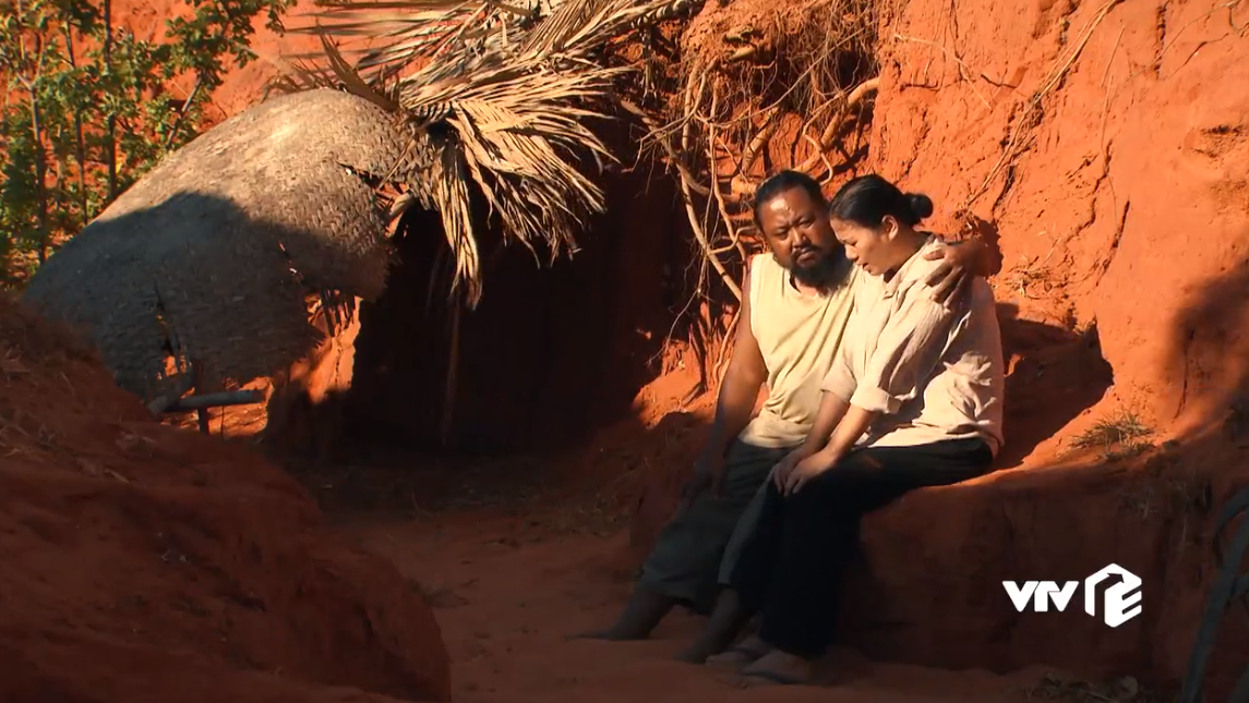 3 kiểu logic trời ơi đất hỡi ở C&aacute;t Đỏ: Em g&aacute;i mộng mơ v&ocirc; tư m&acirc;y mưa đến c&oacute; bầu nhưng qu&ecirc;n hỏi t&ecirc;n cha đứa b&eacute; - Ảnh 3.