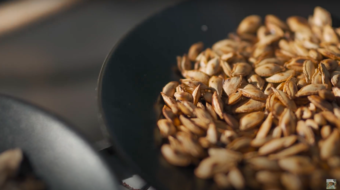 Ngay tại Trung Quốc đ&atilde; c&oacute; loạt vlogger phong c&aacute;ch na n&aacute; L&yacute; Tử Thất, c&oacute; người c&ograve;n gần như &ldquo;copy&rdquo; nguy&ecirc;n si - Ảnh 7.