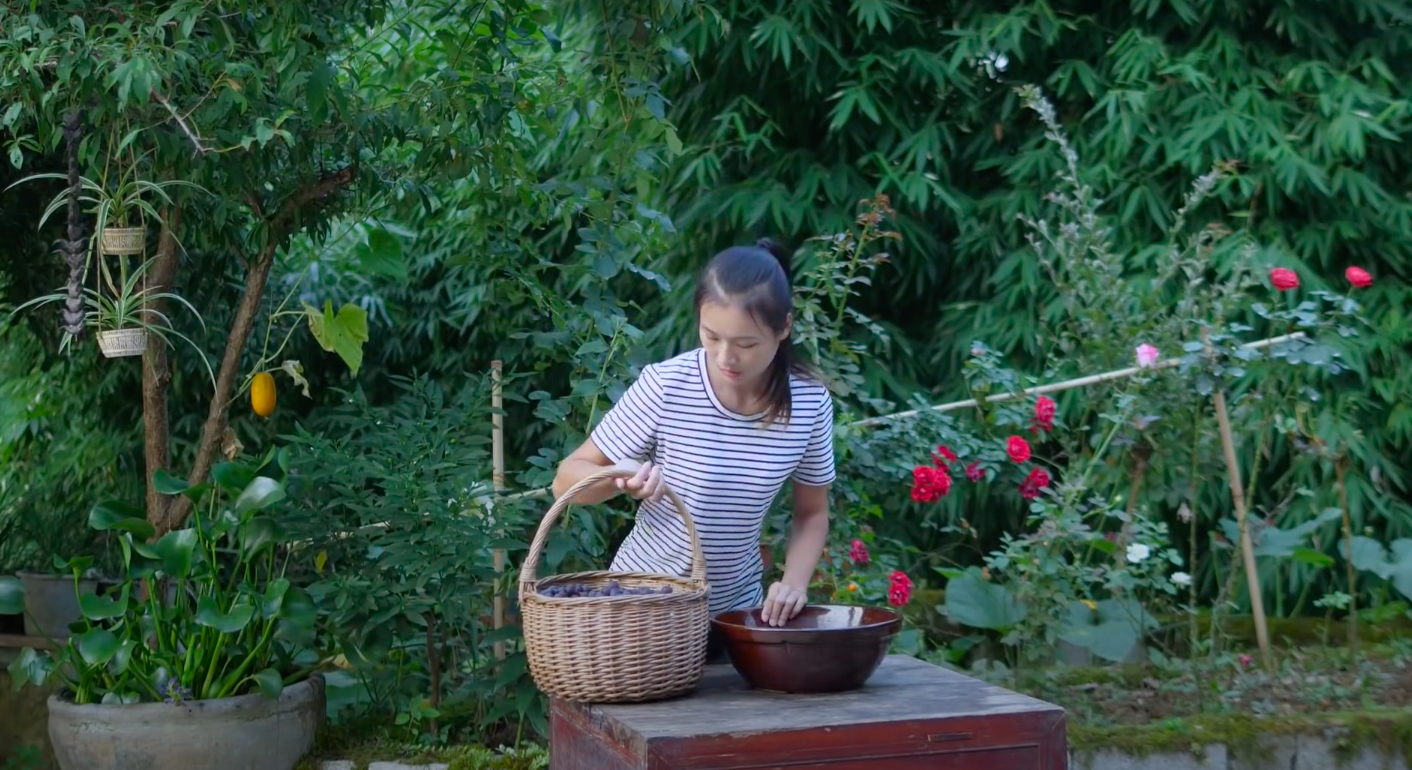 Ngay tại Trung Quốc đ&atilde; c&oacute; loạt vlogger phong c&aacute;ch na n&aacute; L&yacute; Tử Thất, c&oacute; người c&ograve;n gần như &ldquo;copy&rdquo; nguy&ecirc;n si - Ảnh 12.