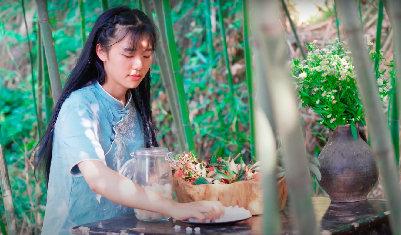 Ngay tại Trung Quốc đ&atilde; c&oacute; loạt vlogger phong c&aacute;ch na n&aacute; L&yacute; Tử Thất, c&oacute; người c&ograve;n gần như &ldquo;copy&rdquo; nguy&ecirc;n si - Ảnh 30.