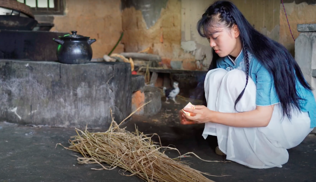 Ngay tại Trung Quốc đ&atilde; c&oacute; loạt vlogger phong c&aacute;ch na n&aacute; L&yacute; Tử Thất, c&oacute; người c&ograve;n gần như &ldquo;copy&rdquo; nguy&ecirc;n si - Ảnh 31.