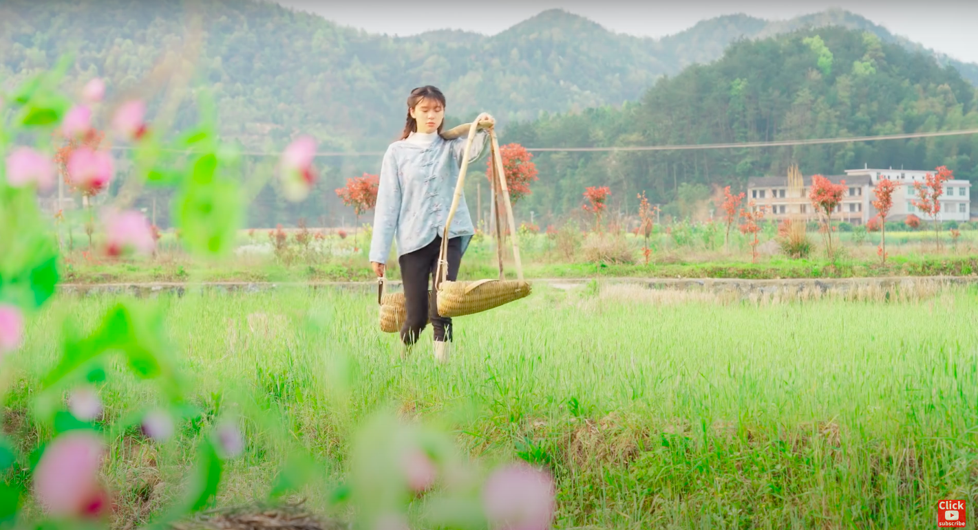 Ngay tại Trung Quốc đ&atilde; c&oacute; loạt vlogger phong c&aacute;ch na n&aacute; L&yacute; Tử Thất, c&oacute; người c&ograve;n gần như &ldquo;copy&rdquo; nguy&ecirc;n si - Ảnh 32.