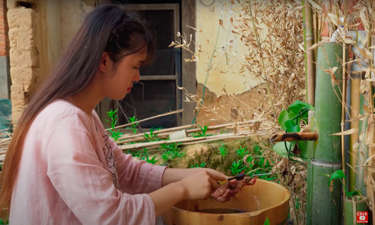 Ngay tại Trung Quốc đ&atilde; c&oacute; loạt vlogger phong c&aacute;ch na n&aacute; L&yacute; Tử Thất, c&oacute; người c&ograve;n gần như &ldquo;copy&rdquo; nguy&ecirc;n si - Ảnh 29.