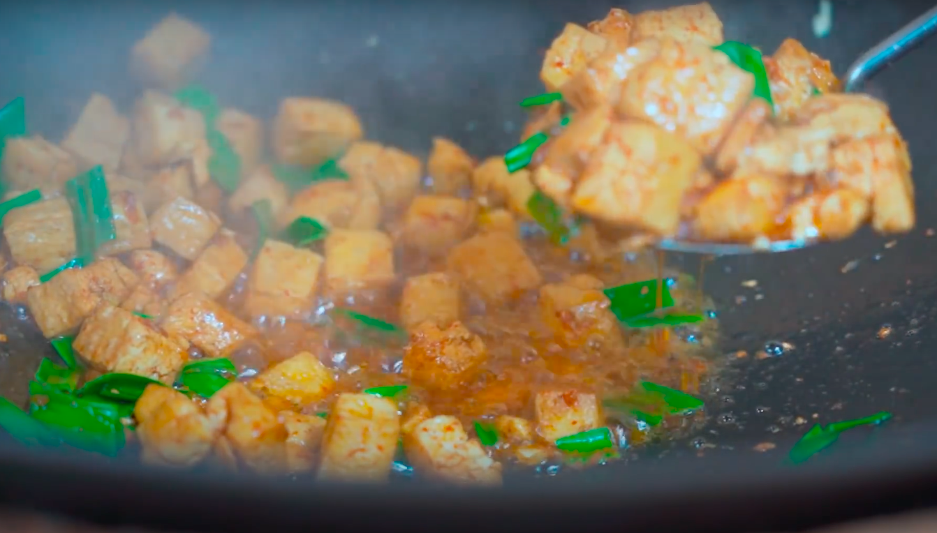 Ngay tại Trung Quốc đ&atilde; c&oacute; loạt vlogger phong c&aacute;ch na n&aacute; L&yacute; Tử Thất, c&oacute; người c&ograve;n gần như &ldquo;copy&rdquo; nguy&ecirc;n si - Ảnh 21.