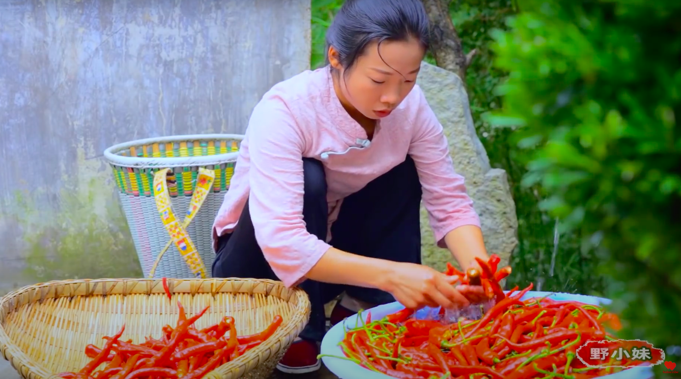 Ngay tại Trung Quốc đ&atilde; c&oacute; loạt vlogger phong c&aacute;ch na n&aacute; L&yacute; Tử Thất, c&oacute; người c&ograve;n gần như &ldquo;copy&rdquo; nguy&ecirc;n si - Ảnh 17.