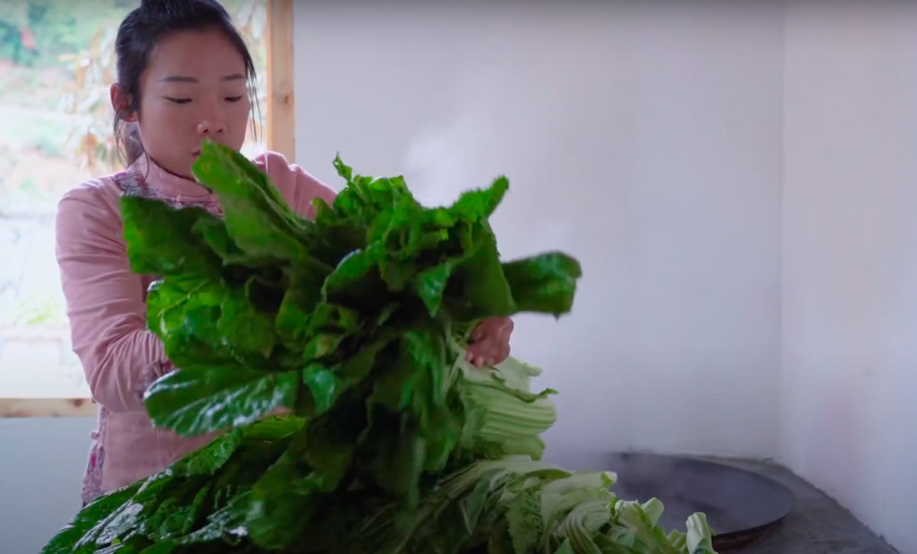 Ngay tại Trung Quốc đ&atilde; c&oacute; loạt vlogger phong c&aacute;ch na n&aacute; L&yacute; Tử Thất, c&oacute; người c&ograve;n gần như &ldquo;copy&rdquo; nguy&ecirc;n si - Ảnh 19.