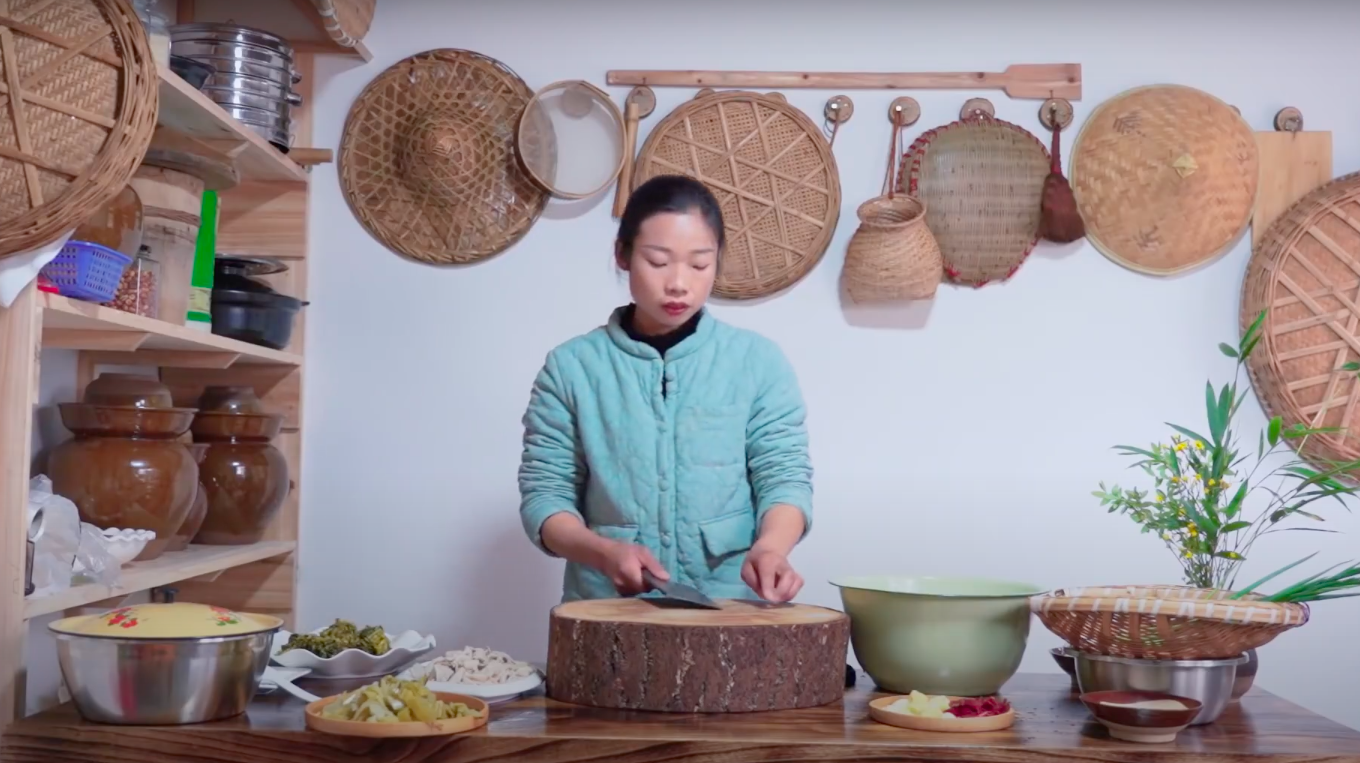 Ngay tại Trung Quốc đ&atilde; c&oacute; loạt vlogger phong c&aacute;ch na n&aacute; L&yacute; Tử Thất, c&oacute; người c&ograve;n gần như &ldquo;copy&rdquo; nguy&ecirc;n si - Ảnh 23.