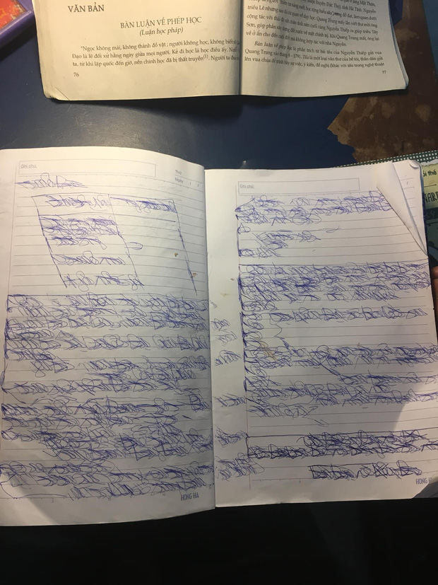 Làm bài kiểm tra Văn nhưng chữ xấu ngả nghiêng, cô giáo phê cực gắt khiến cậu học trò phải tự thấy nhột - Ảnh 2.