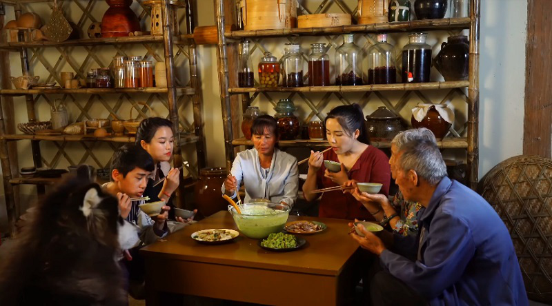 Ngay tại Trung Quốc đ&atilde; c&oacute; loạt vlogger phong c&aacute;ch na n&aacute; L&yacute; Tử Thất, c&oacute; người c&ograve;n gần như &ldquo;copy&rdquo; nguy&ecirc;n si - Ảnh 10.