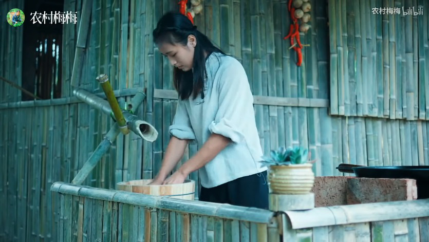 Ngay tại Trung Quốc đ&atilde; c&oacute; loạt vlogger phong c&aacute;ch na n&aacute; L&yacute; Tử Thất, c&oacute; người c&ograve;n gần như &ldquo;copy&rdquo; nguy&ecirc;n si - Ảnh 13.