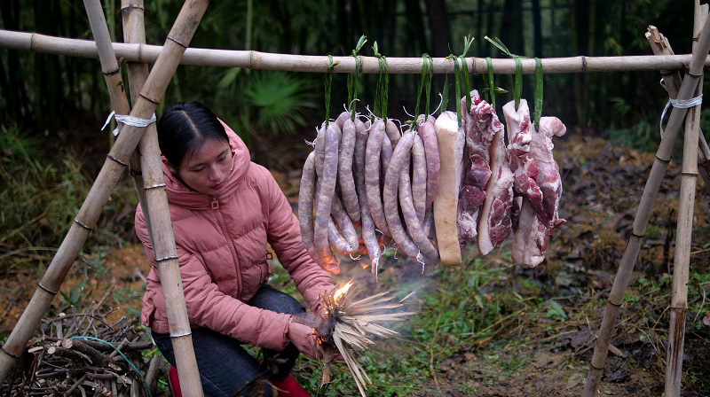 Ngay tại Trung Quốc đ&atilde; c&oacute; loạt vlogger phong c&aacute;ch na n&aacute; L&yacute; Tử Thất, c&oacute; người c&ograve;n gần như &ldquo;copy&rdquo; nguy&ecirc;n si - Ảnh 15.