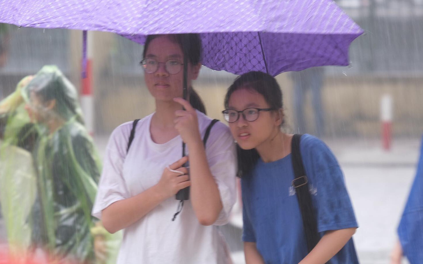 Gần 4.000 học sinh đội mưa đi thi vào lớp 10 THPT chuyên Ngoại ngữ, tắc đường kinh hoàng khiến phụ huynh mệt bơ phờ