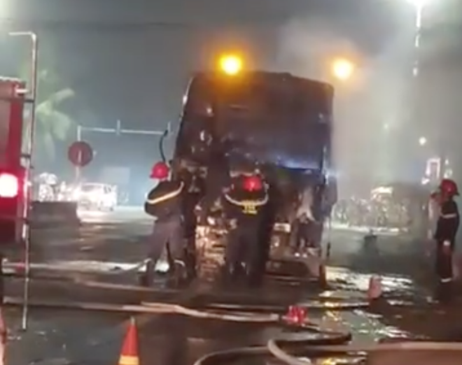  Sau tai nạn khiến người đi xe máy tử vong, xe tải kéo lê xe máy rồi bốc cháy dữ dội - Ảnh 2.