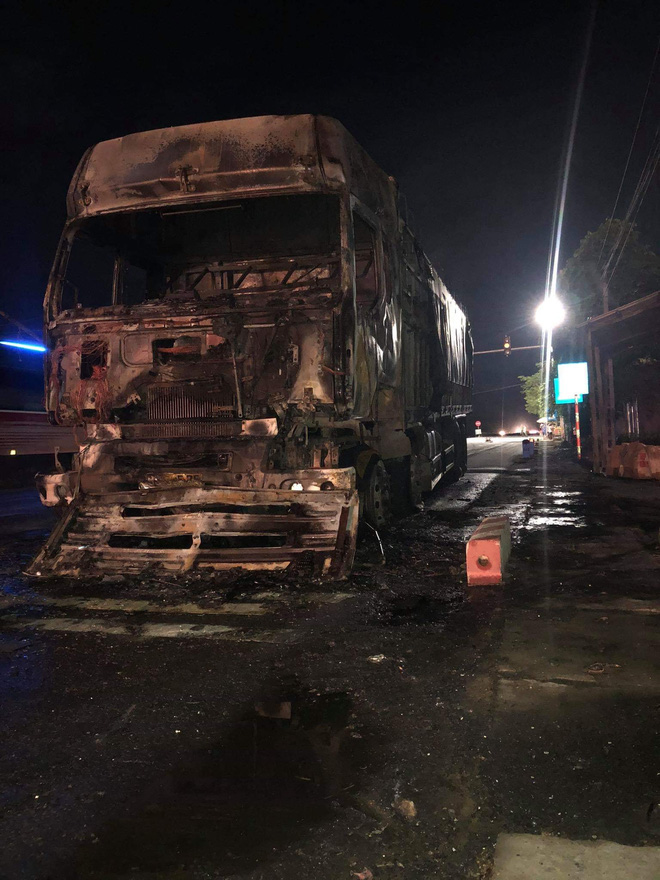  Sau tai nạn khiến người đi xe máy tử vong, xe tải kéo lê xe máy rồi bốc cháy dữ dội - Ảnh 4.