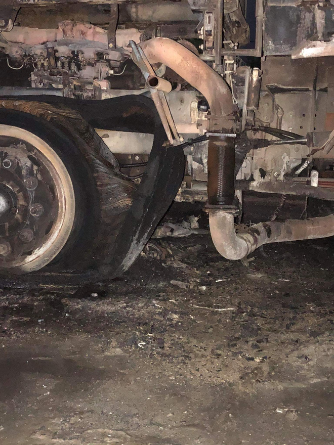  Sau tai nạn khiến người đi xe máy tử vong, xe tải kéo lê xe máy rồi bốc cháy dữ dội - Ảnh 6.