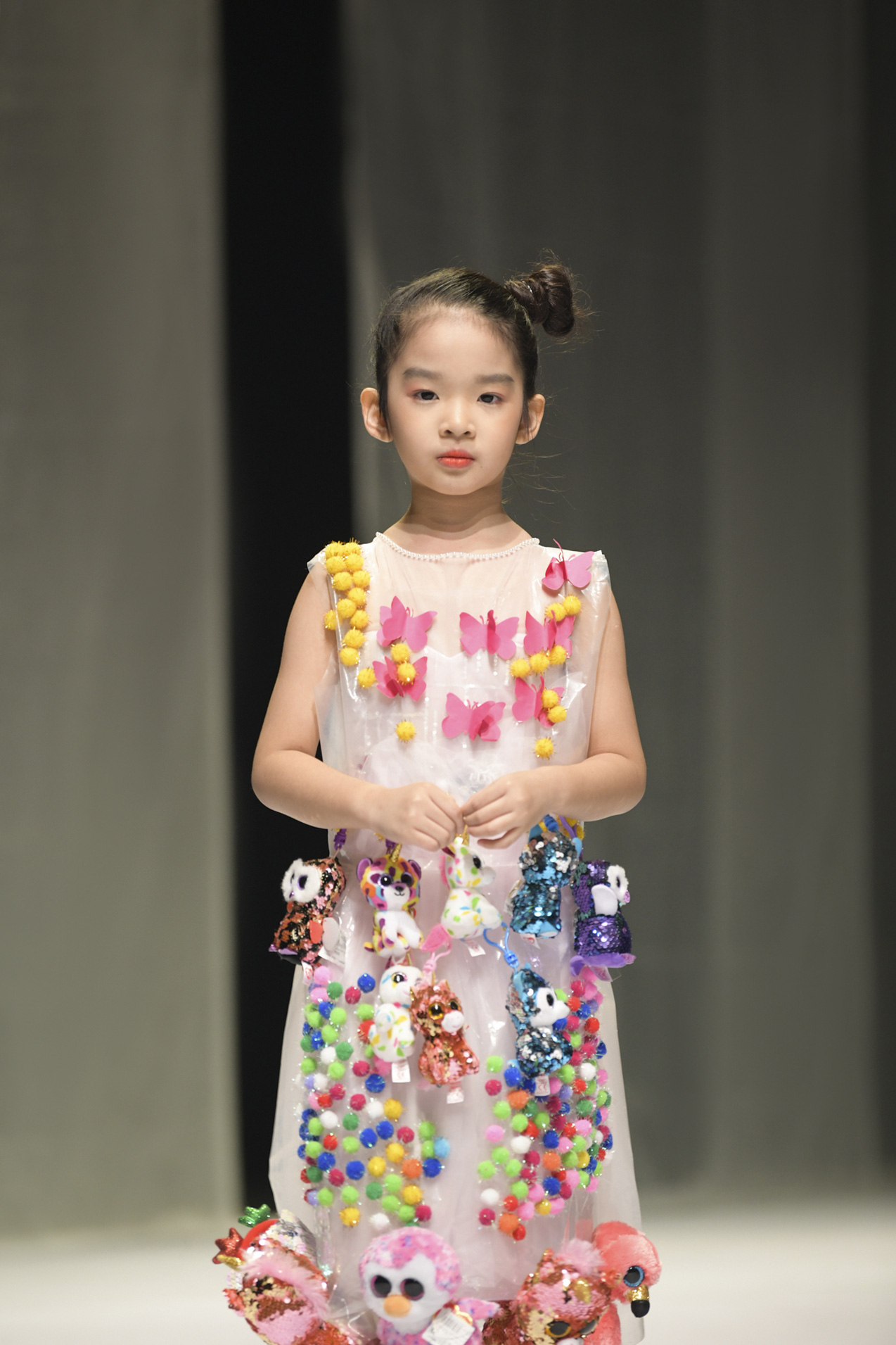 Khánh Vân và Nam Anh làm vedette Tuần lễ Thời trang Trẻ em nhưng chất nhất vẫn là màn nhào lộn của bé Nhím - con nuôi Đỗ Mạnh Cường - Ảnh 7.