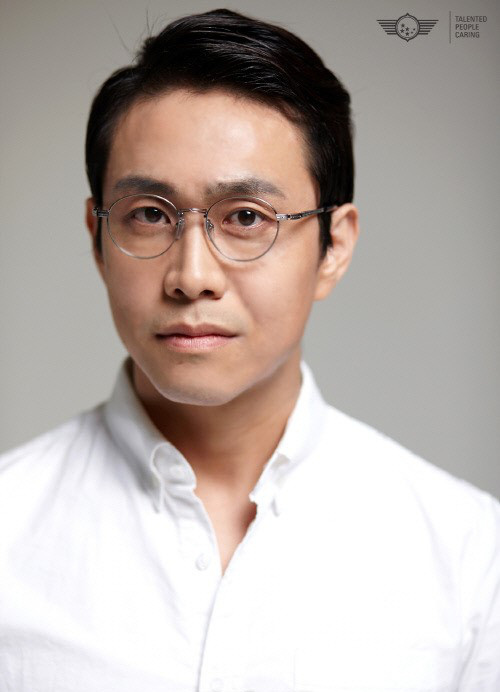 Oh Jung Se - Gã đàn ông gàn dở âm thầm tạo hào quang cho Khi Hoa Trà Nở và Điên Thì Có Sao - Ảnh 1.