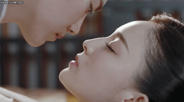 Nhìn lại nụ hôn màn ảnh đầu tiên của 10 nam thần Cbiz: Choáng nhất là màn khóa môi đàn anh của Lay (EXO) - Ảnh 6.