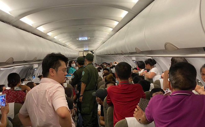 Nam hành khách ở TPHCM lăng mạ tiếp viên, khách xung quanh do tranh giành chỗ bị cấm bay 1 năm - Ảnh 1.
