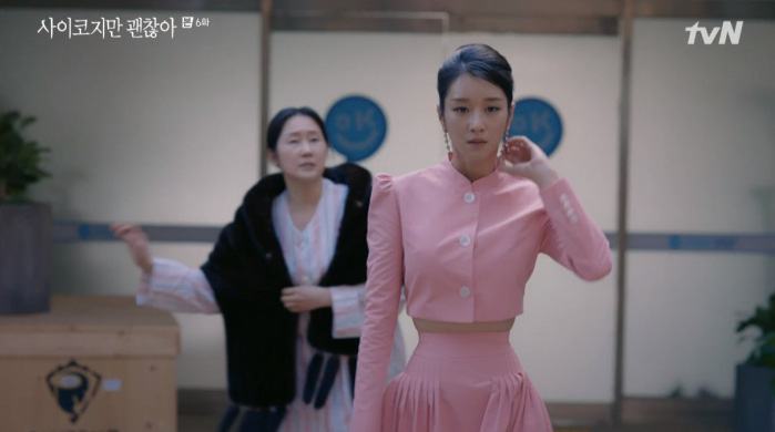 Netizen bấn loạn vì bộ váy màu hường khoe eo nhỏ siêu thực của Seo Ye Ji (Điên Thì Có Sao), nói 45cm cũng có người tin - Ảnh 2.