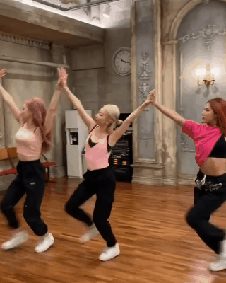 Các dancer của YG cũng đu trend điệu nhảy đi đây đi đó của nhóm nam Việt Nam, hết Rosé đến Jennie cười ngất liệu BLACKPINK có tham gia? - Ảnh 5.