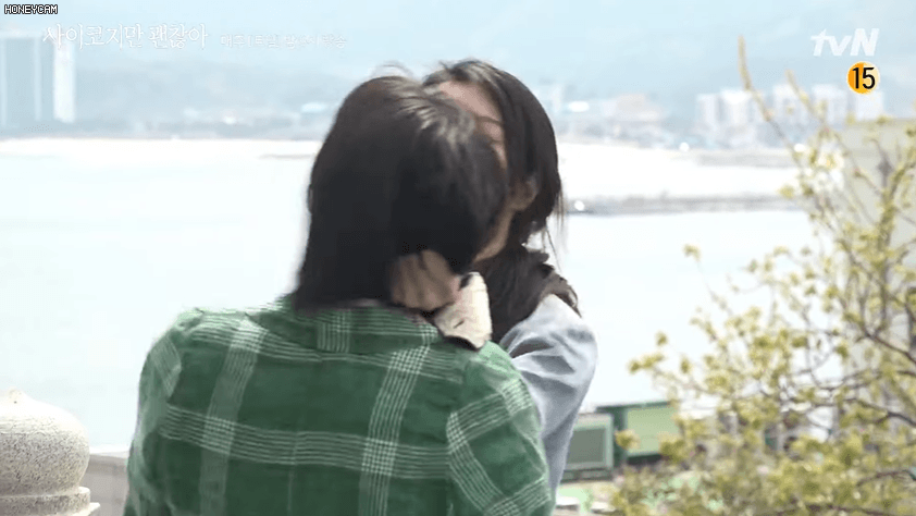 Khác hẳn màn giật tóc móc mắt điên dại trên phim, Seo Ye Ji ôm tình địch tíu tít ở hậu trường Điên Thì Có Sao - Ảnh 1.