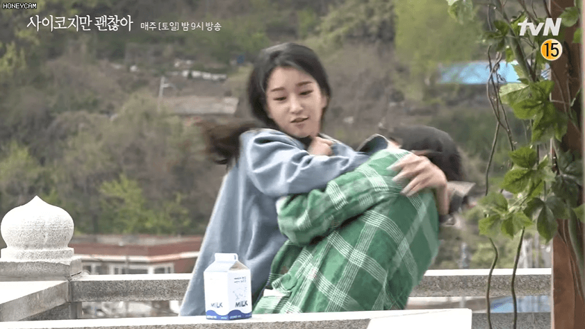 Khác hẳn màn giật tóc móc mắt điên dại trên phim, Seo Ye Ji ôm tình địch tíu tít ở hậu trường Điên Thì Có Sao - Ảnh 2.