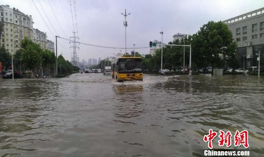 Cuộc sống lao đao của người dân Vũ Hán nửa đầu năm 2020: Dịch bệnh nguôi ngoai không bao lâu đã phải oằn mình chống lũ - Ảnh 8.