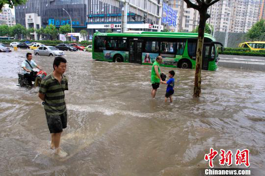 Cuộc sống lao đao của người dân Vũ Hán nửa đầu năm 2020: Dịch bệnh nguôi ngoai không bao lâu đã phải oằn mình chống lũ - Ảnh 11.