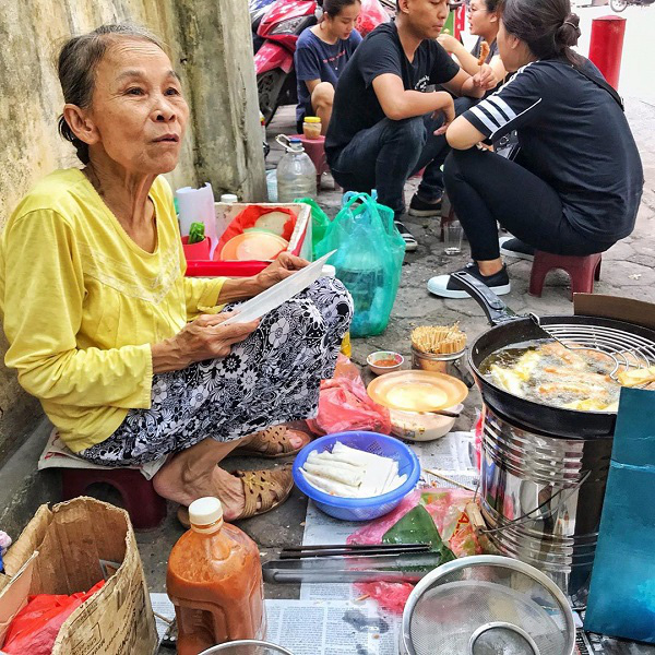 Không quán, không bàn, không bát đũa nhưng hàng nem chua rán bà cụ vẫn gắn liền với bao thế hệ người Hà Nội gần 2 thập kỷ nay - Ảnh 3.