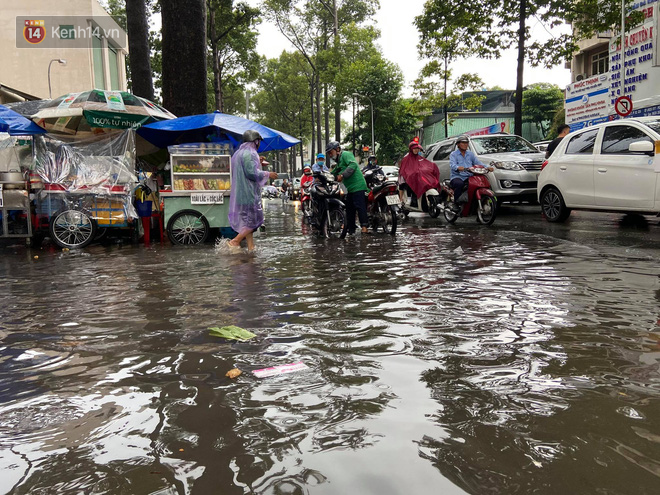TP.HCM: Sáng nắng gắt, chiều mưa lớn kinh hoàng khiến người dân ướt sũng, bì bõm dắt xe lội nước - Ảnh 15.
