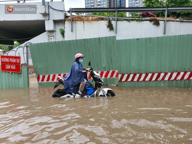 TP.HCM: Sáng nắng gắt, chiều mưa lớn kinh hoàng khiến người dân ướt sũng, bì bõm dắt xe lội nước - Ảnh 5.