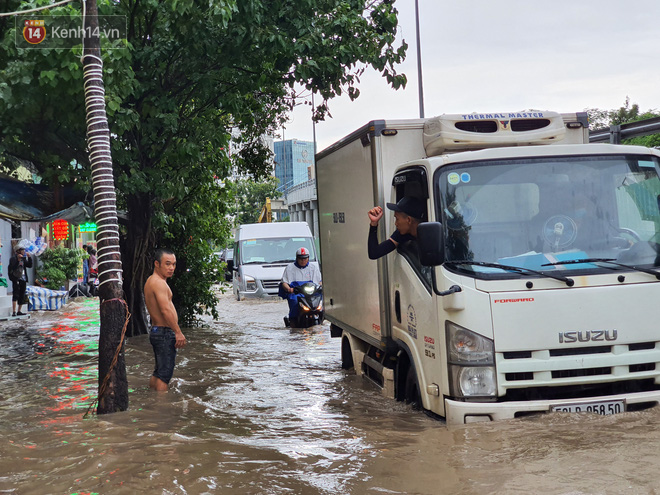 TP.HCM: Sáng nắng gắt, chiều mưa lớn kinh hoàng khiến người dân ướt sũng, bì bõm dắt xe lội nước - Ảnh 7.